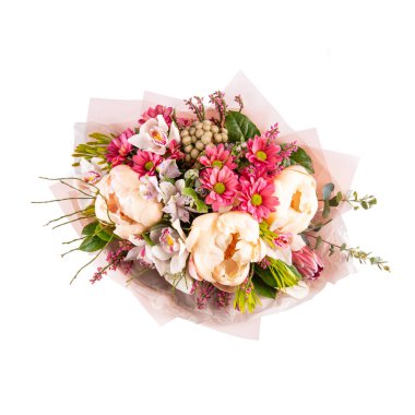 Bir buket bej pion, papatya çayı ve orkide.