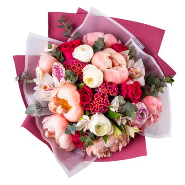 Bir buket pembe ve kırmızı gül ve yeşil