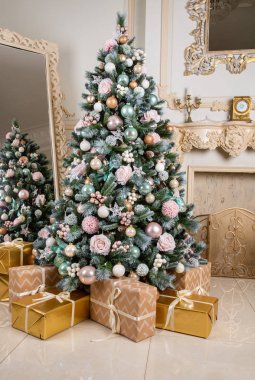 Pembe çam ağaçları ve çok renkli topları olan Noel ağacı