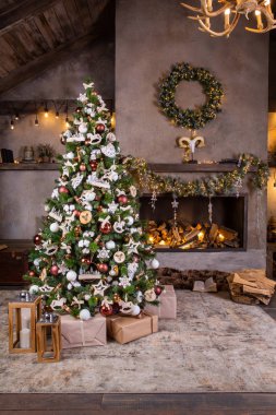 3305 İskandinav tarzı, şömine ve odunlu Noel ağacı.