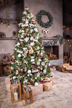 Tahta oyuncaklar, hamamlar ve atlarla 3321 Noel ağacı