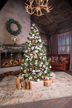 İçinde hediyeler, kırmızı toplar, ahşap oyuncaklar olan 3341 Noel ağacı.