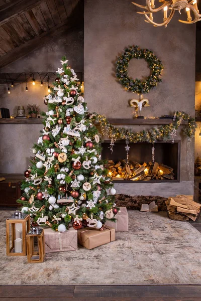 3305 İskandinav tarzı, şömine ve odunlu Noel ağacı.