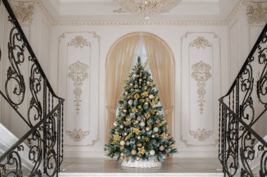 İç taraftaki merdivenlerde Noel ağacı