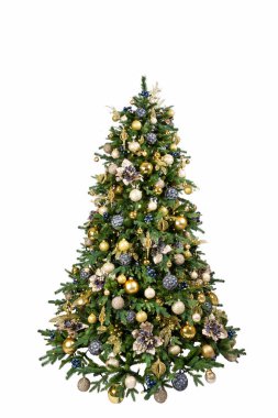 Beyaz arka planda çok renkli oyuncakları, topları ve çiçekleri olan Noel ağacı
