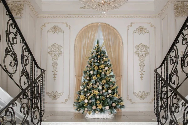 İç taraftaki merdivenlerde Noel ağacı