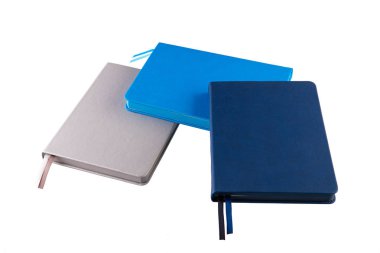 Koyu mavi defter, gri defter ve mavi defter.