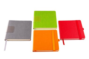 Dikişli iki not defteri ve geniş kaplamalı iki not defteri.