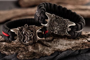 Bronz ve gümüş bilezikler, örgülü, kafatası ve kaplan