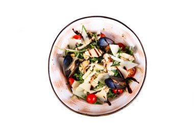 Parmesan peynirli, sebzeli ve midyeli hafif salata