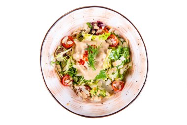 Badem yapraklı salata, domates ve krema sosu.