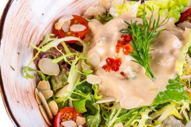 Domatesli marul yaprakları, sos ve kırmızı havyar.