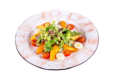 Patatesli köy salatası, yumurta ve marul yapraklı domates.