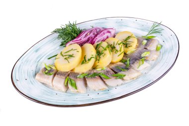 Soğuk atıştırmalık - patates ve sebzeli ringa balığı.