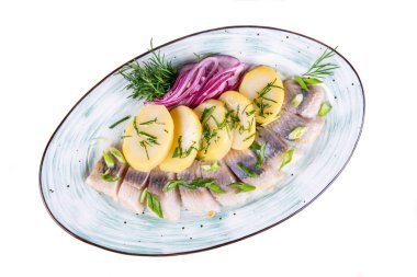 patates ve soğan ile ringa balığı