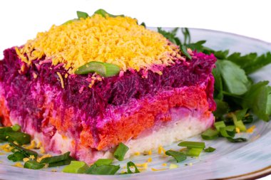 Palto altında salata, ringa ve haşlanmış sebze.
