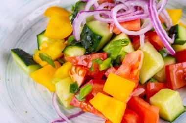 Sebze parçalarından oluşan sebze salatası, tereyağlı sebze.