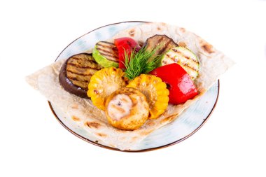 Mısır, kemik iliği, patlıcan ve kömürlü tatlı biber.