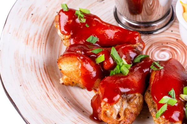 Flügel Gebraten Serviert Mit Ketchup Und Gemüse — Stockfoto