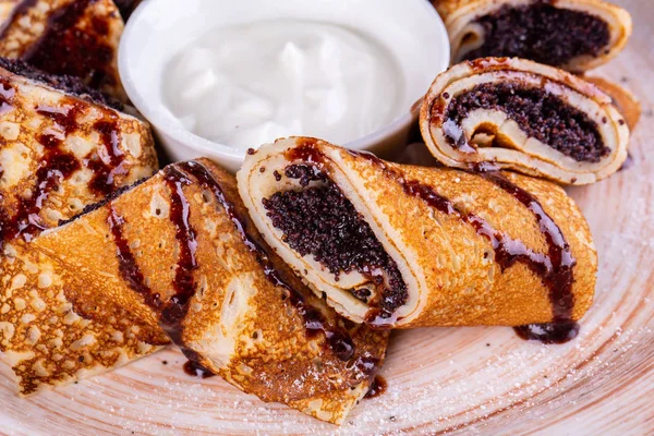 Pfannkuchen Mit Mohnfüllung Und Schokoladensoße — Stockfoto