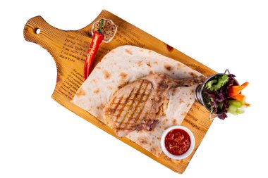 Acı soslu ve sebzeli ızgara domuz eti.