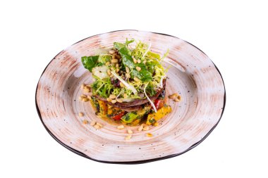 Sığır etli sıcak salata ve sebzeli fındık.