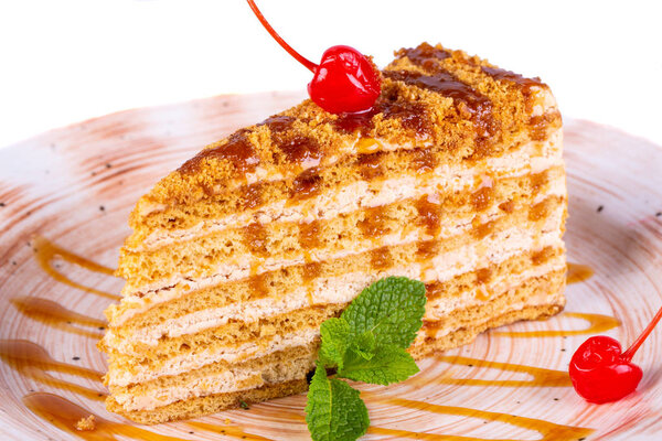 Cake honey with cherries and cream