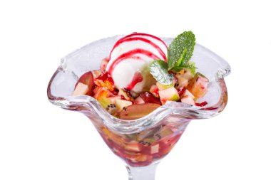 Elma, kivi, portakal, üzüm ve armut, bir top dondurmayla servis edilir.