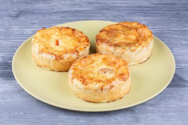 Kahvaltıda farklı dolgularla Kishi.