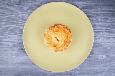 Kahvaltıda servis edilen tatlı biberli Kish.