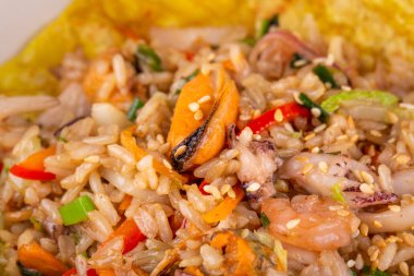 Karidesli pilav, midye ve sebzeli ahtapot.