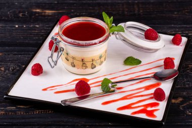 Ahududu ve taze naneli Panacota.