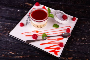 Ahududulu panakota, taze nane konservesinde servis edilir.