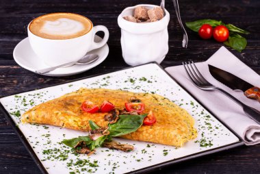 Mantarlı ve sebzeli omlet.