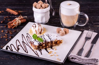 Elmalı turta ve dondurma, tarçınlı kahve.