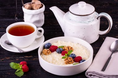 Taze böğürtlen ve cevizli pirinç lapası.