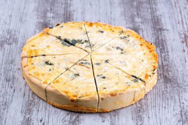 Ispanak ve parmesan peynirli hamur tatlısı.