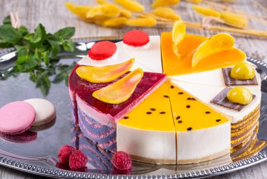 Meyve ve böğürtlen stoğu, tarlada pastalar.