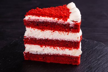 Peynir kremalı kırmızı kadife pasta.