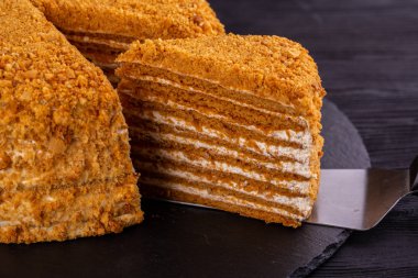 İnekler ve kremalı kek parçası.