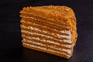 Kremalı ve ballı kek.