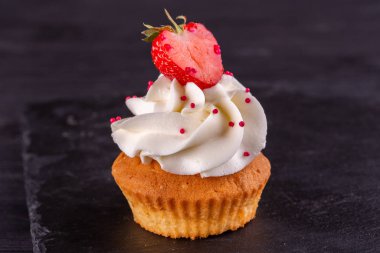 Kremalı ve taze çilekli Capcake.