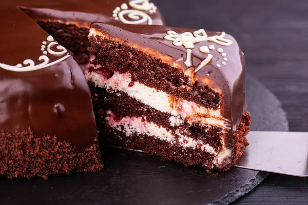 Stück Kuchen Mit Schokoladenkeks Und Sahne — Stockfoto