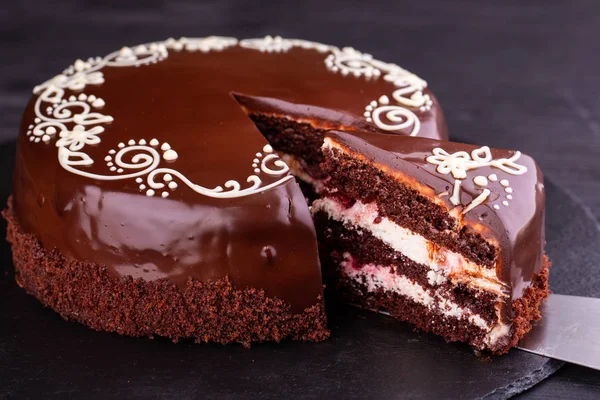 Stück Kuchen Mit Schokoladenfüllung Auf Klinge Geschnitten — Stockfoto