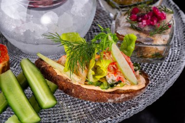 Somonlu sandviç ve sebzeli taze sebze.