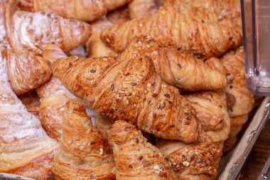 Susamlı siyah beyaz kruvasan.