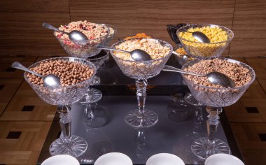 Kahvaltıda süt ya da yoğurtlu gevrek.