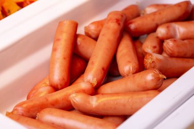 Kahvaltı için Haşlanmış sosis