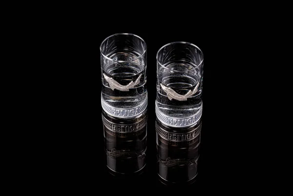 Twee Stapels Beluga Wodka Zwart Glas — Stockfoto