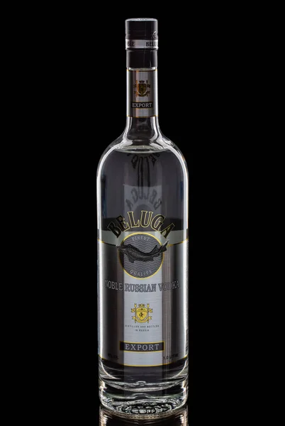 Beluga Egy Üveg Vodka Üvegen Fekete Alapon — Stock Fotó